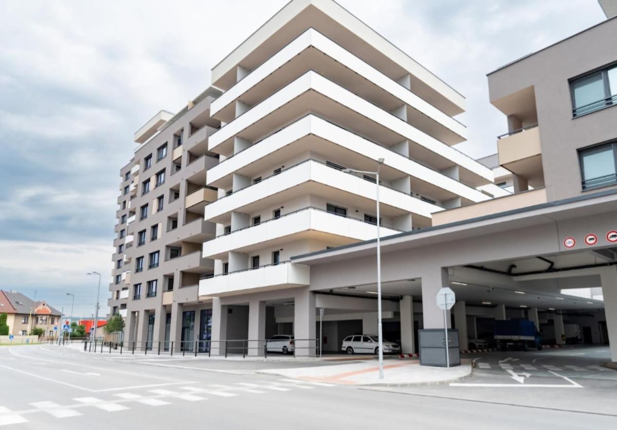 Apartman Iman With Privat Garage Parking Free Lägenhet Košice Exteriör bild